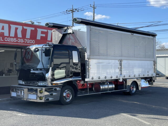 【委託販売車両】いすゞ：フォワード：205馬力：6MT：リア門口ステンレス：木床：ロケット：舟形バンパー：ステンレス多数　