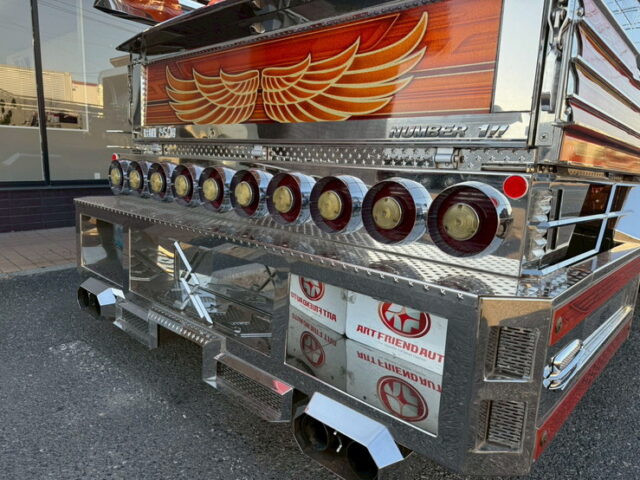いすゞ：エルフ：イベント車：架装多数：カスタムペイント：荷台トランク仕様：マニ割り