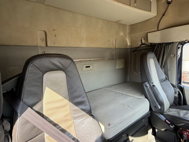 【委託販売】VOLVO：トレーラーヘッド：シングル：アルミホイール：架装多数