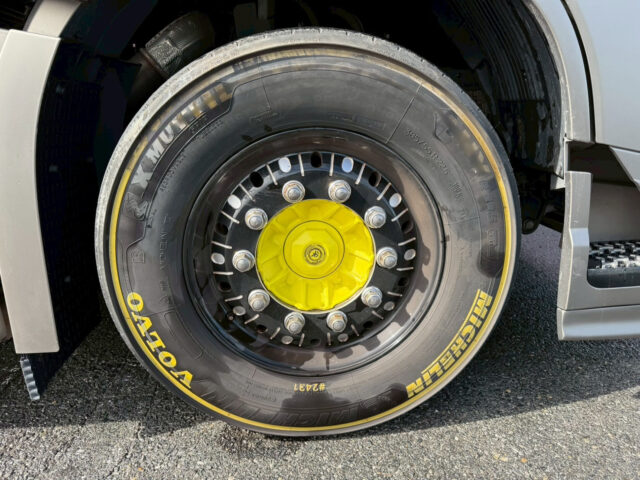 VOLVO：FH：グローブトロッター：ウィング：ブラックウルフホイール：木床