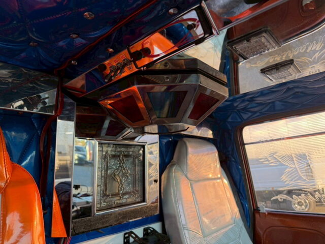 いすゞ：エルフ：イベント車：架装多数：カスタムペイント：荷台トランク仕様：マニ割り