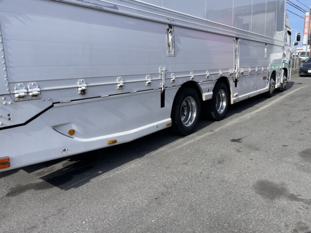 クオン：ハイルーフ：ウィング：跳上ゲート：総輪エアサス：エアロ付き：メッキ多数　