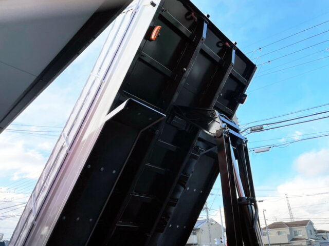 【1574】R5　17スーパーグレート　ダンプ　5100×2200　未使用　7速MT　新明和ボデー
