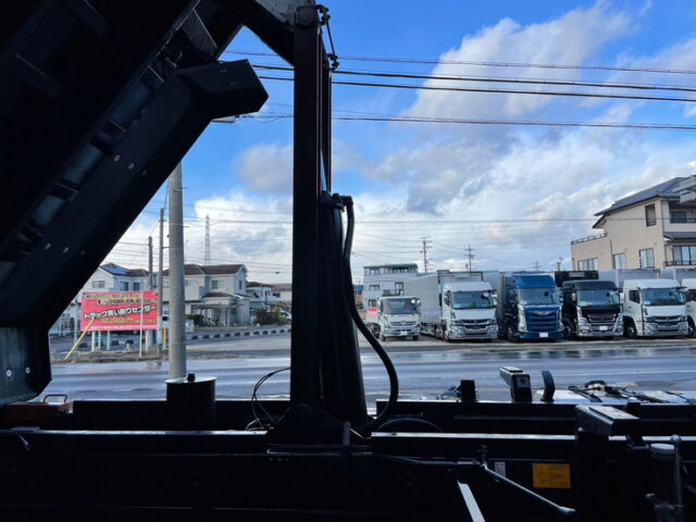 【1574】R5　17スーパーグレート　ダンプ　5100×2200　未使用　7速MT　新明和ボデー