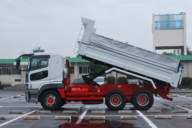 【57】H28　三菱ふそう　スーパーグレート　ダンプ　未使用車