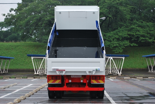 【57】H28　三菱ふそう　スーパーグレート　ダンプ　未使用車