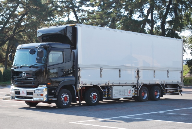 Ｈ２２　ＵＤ　クオン　４軸低床　冷凍ウィング　総輪エアサス　ジョルダー４列　キーストン